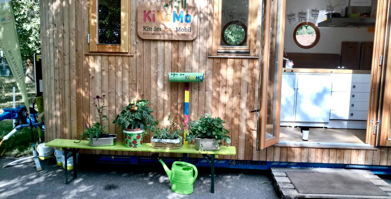 Kikomo von außen - Kinderkochmobil Karlsruhe mit Kräutern und offener Tür