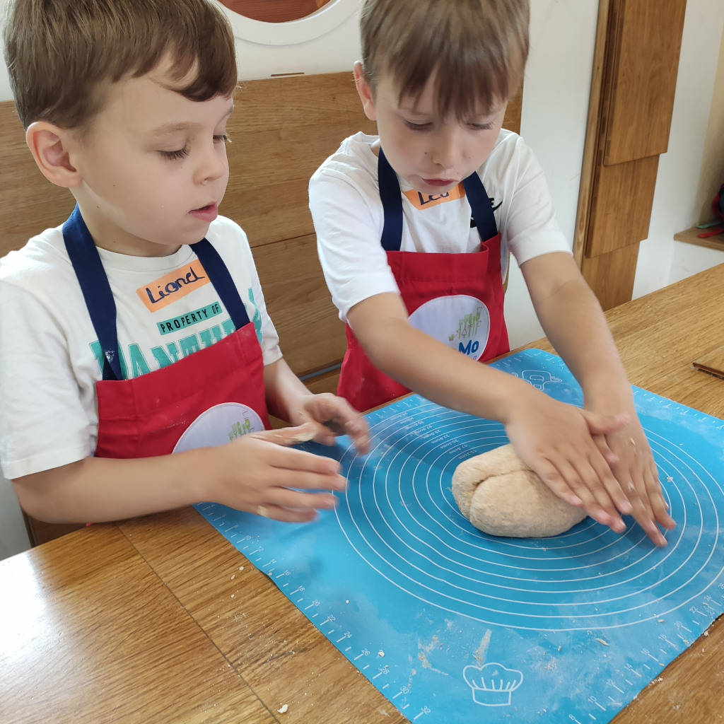 Hier sind die Kinder, die gemeinsam lernen, wie man ein leckeres Vollkornbrötchen kocht!